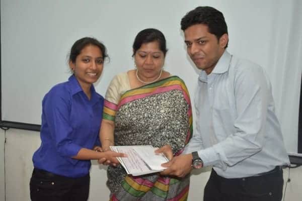 The auction winners at SBC being felicitated by Dr. Neeru Kapoor.