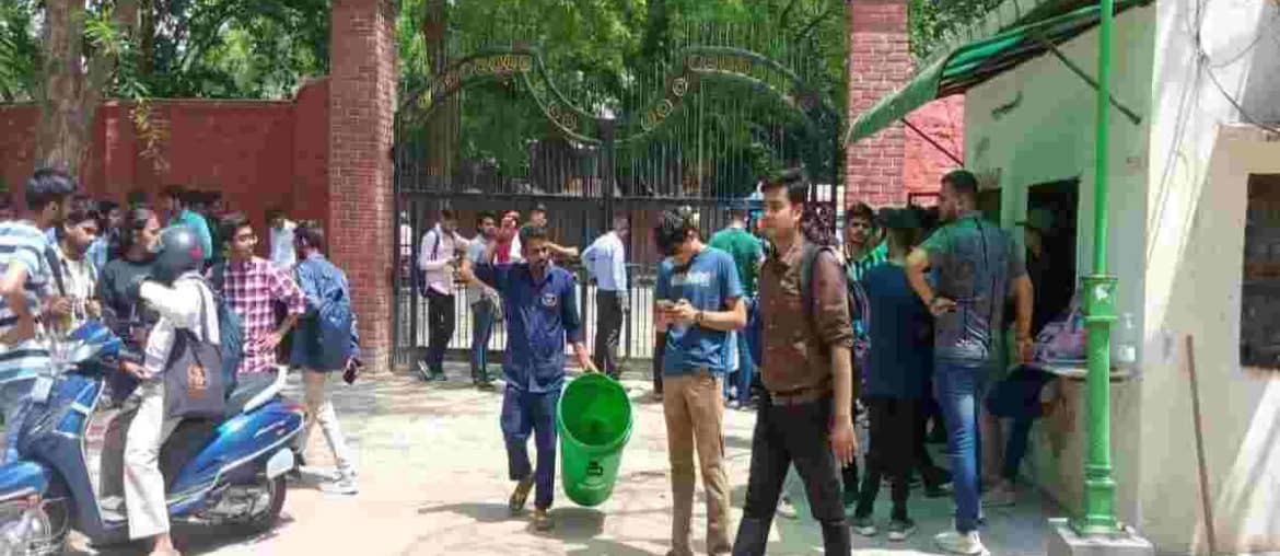 Students gathered outside Hindu College gates to protest for Mecca