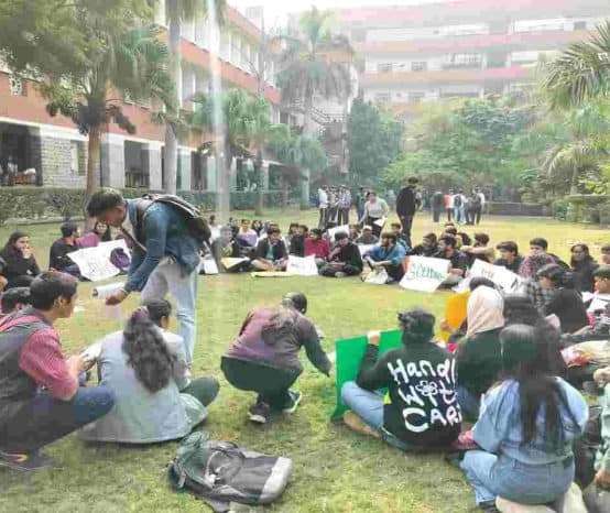 Ramjas Students Protest against Displacement of Ad-Hoc Professors in English Department