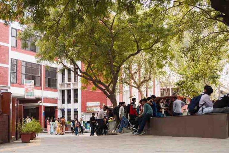 Hansraj College witnesses a fight
