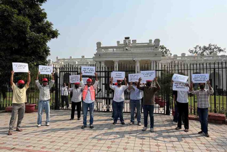 NSUI students holding banners, protesting outside VC lawn