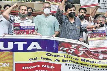 DUTA members protest against NEP 2020 and FYUP making a human chain at Mandi House in New Delhi.