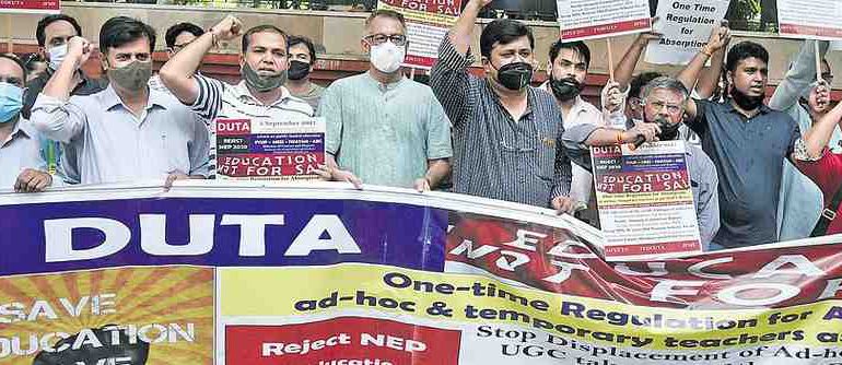 DUTA members protest against NEP 2020 and FYUP making a human chain at Mandi House in New Delhi.