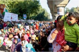 Protests outside Jamia Millia increase in magnitude as hundreds gather outside the campus.